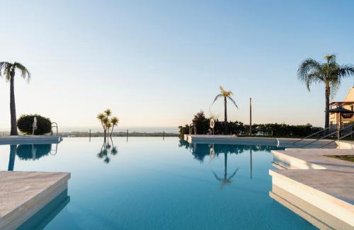 Nueva Milla de Oro Apartamento | Wonderful 3-bedroom apartment with garden and amazing views Hacienda Senorio Cifuentes Marbella