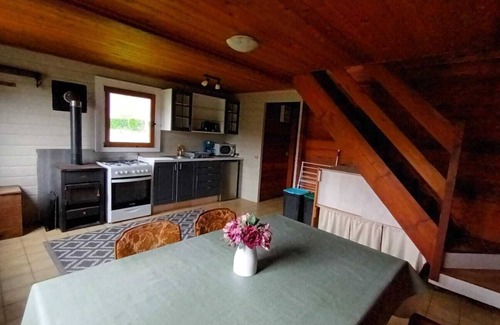 Belle-Isle-en-Terre Chalet De Esquí | Wonderful 3-bedroom chalet on a seasonal campsite in the forest