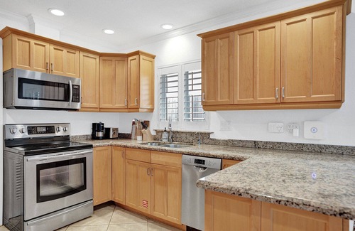 Hendricks and Venice Isles Casa | Wonderful 3BR Home w/Heated Salt Water Pool Near Downtown & Las Olas Blvd
