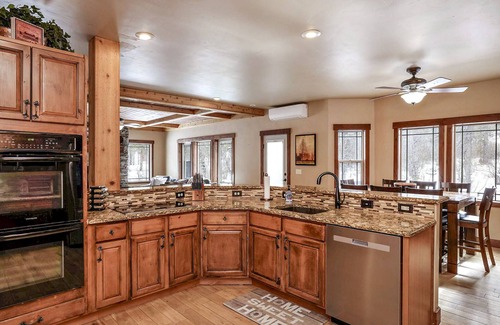 McCall Casa | Wonderful 5 bdrm cabin on 1acre wooded lot with stream