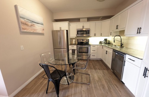 Crescent Heights Apartamento | Wonderful Condo, Free Parking, Wi-Fi, Gym, & MORE
