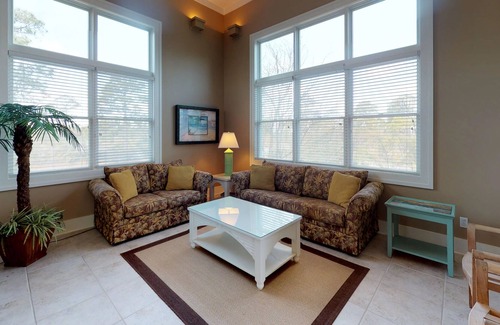 Plantation Casa | Wonderful dog-friendly home with elevator, grill, on-site outdoor pools and gym