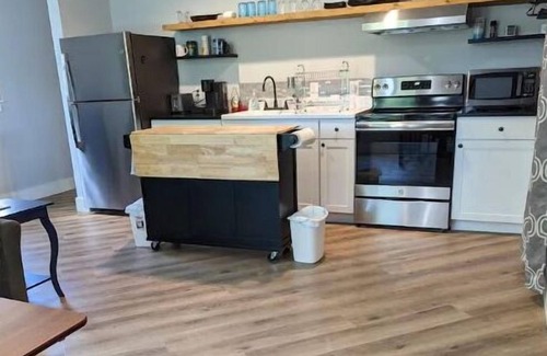 Wilmington Cabaña | Wonderful Downtown Cottage - Big Backyard - Pet Friendly!