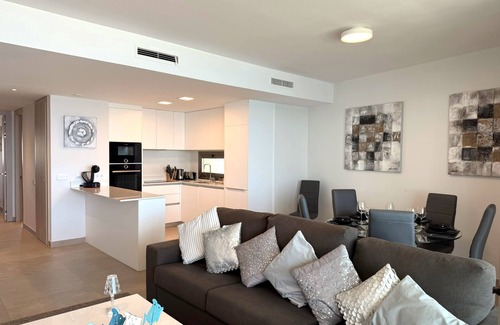 Las Lagunas Apartamento | Vistas maravillosas al mar, Edificio super moderno con piscina y gimansio.