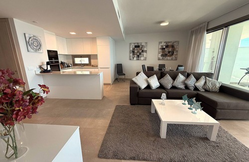 Las Lagunas Apartamento | Vistas maravillosas al mar, Edificio super moderno con piscina y gimansio.