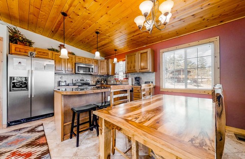 Carriage Hills Cabina | Wonderful family cabin w/stunning views, free WiFi, & full kitchen - near trails