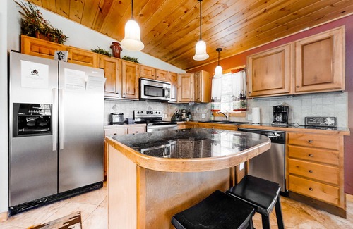 Carriage Hills Cabina | Wonderful family cabin w/stunning views, free WiFi, & full kitchen - near trails