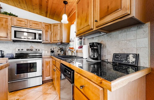 Carriage Hills Cabina | Wonderful family cabin w/stunning views, free WiFi, & full kitchen - near trails