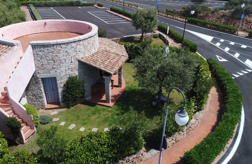 Porto San Paolo Casa | Maravillosa villa con amplio jardín y solarium.