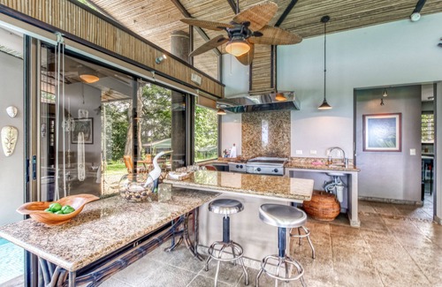 Tárcoles Casa | Maravillosa casa para perros rodeada de naturaleza con vistas al océano y piscina privada