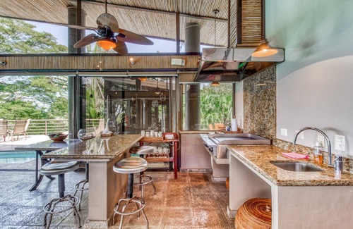 Tárcoles Casa | Maravillosa casa para perros rodeada de naturaleza con vistas al océano y piscina privada