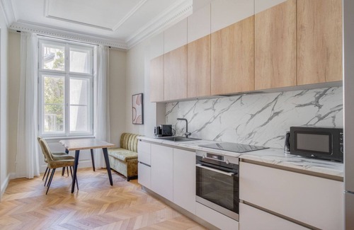 Altlerchenfeld Apartamento | Wonderful Josefstadt 2BR w/ Cellar & Elevator, nr Tram, by Blueground