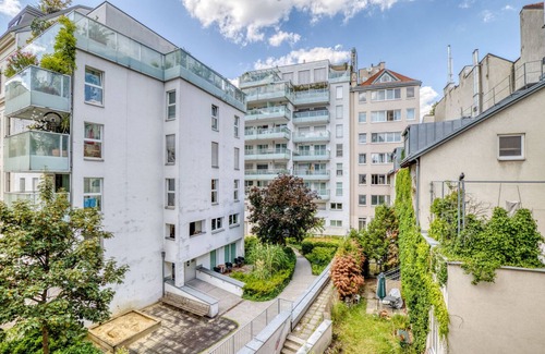 Altlerchenfeld Apartamento | Wonderful Josefstadt 2BR w/ Cellar & Elevator, nr Tram, by Blueground