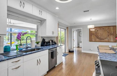 Golfview Harbor Casa | Wonderful Lake Front Pool Home East Boyton TikiBar