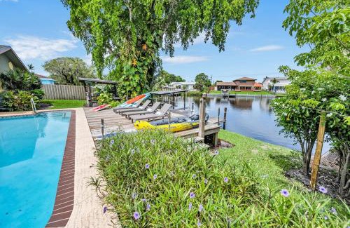 Golfview Harbor Casa | Wonderful Lake Front Pool Home East Boyton TikiBar