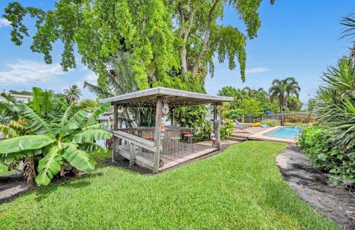Golfview Harbor Casa | Wonderful Lake Front Pool Home East Boyton TikiBar