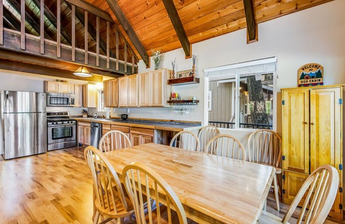 Cle Elum Cabina | Wonderful lakefront cabin & guesthouse with mountain view & private dock