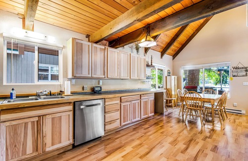 Cle Elum Cabina | Wonderful lakefront cabin & guesthouse with mountain view & private dock