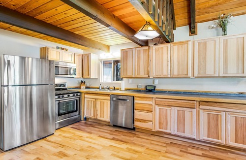 Cle Elum Cabina | Wonderful lakefront cabin & guesthouse with mountain view & private dock