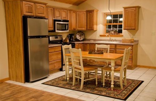 Carbondale Casa | Wonderful Lakefront Cabin with Hot-tub in Carbondale, Illinois