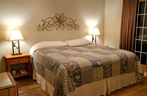 Carbondale Casa | Wonderful Lakefront Cabin with Hot-tub in Carbondale, Illinois
