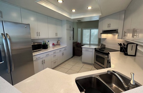 La Quinta Condominio | Wonderful Lakefront Property. Small Pet Allowed. Two Children Okay.