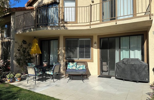 La Quinta Condominio | Wonderful Lakefront Property. Small Pet Allowed. Two Children Okay.