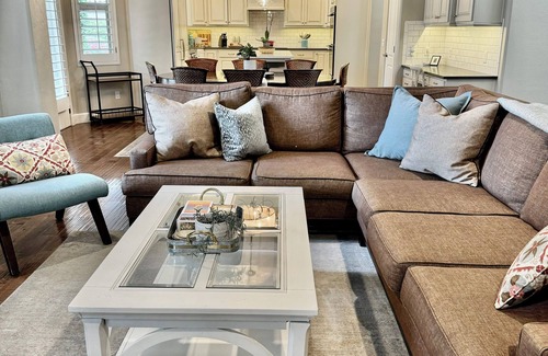 Bloomington Casa | Wonderful large family home, pool, hot tub, outdoor kitchen, Bear Claw Poppy