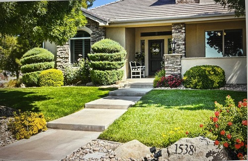 Bloomington Casa | Wonderful large family home, pool, hot tub, outdoor kitchen, Bear Claw Poppy