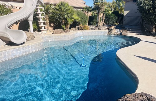 Bloomington Casa | Wonderful large family home, pool, hot tub, outdoor kitchen, Bear Claw Poppy