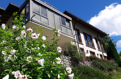 Cerano d'Intelvi Apartamento | Maravillosa vida en una villa con jardín. Vista de las montañas, lago, muchas atracciones.