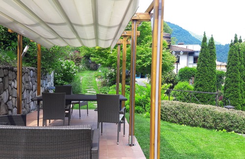Cerano d'Intelvi Apartamento | Maravillosa vida en una villa con jardín. Vista de las montañas, lago, muchas atracciones.