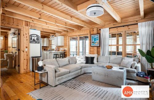 Saugatuck Casa | Wonderful Log Cabin near private beach and lake access