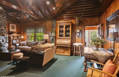 Antioch Casa | wonderful log home Chain o Lakes waterfront home with pier Monthly rental