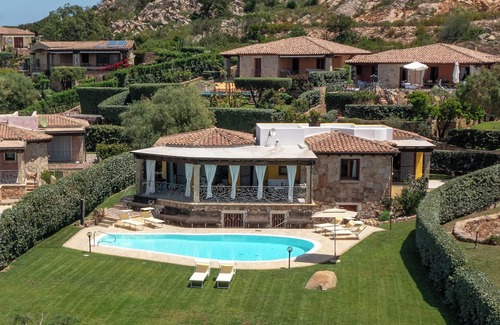 Capo Coda Cavallo Villa | Maravillosa villa de lujo con piscina y gran jardín con vistas al mar.