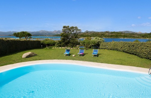 Capo Coda Cavallo Villa | Maravillosa villa de lujo con piscina y gran jardín con vistas al mar.