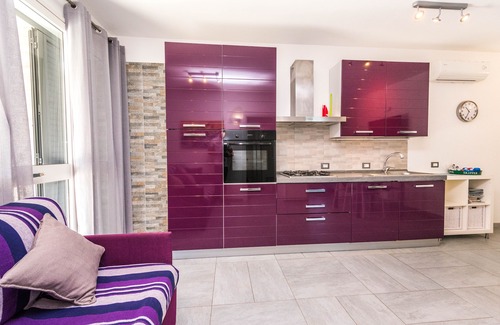 Piane Vecchie Villa | maravillosa villa de estilo moderno con hermoso jardín naranja. Duerme 8