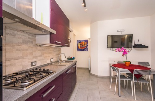 Piane Vecchie Villa | maravillosa villa de estilo moderno con hermoso jardín naranja. Duerme 8