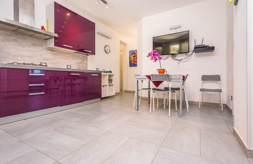 Piane Vecchie Villa | maravillosa villa de estilo moderno con hermoso jardín naranja. Duerme 8