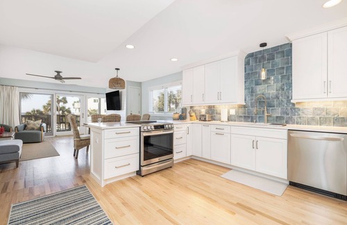 Charleston County Condominio | Wonderful Oceanfront Condo overlooking Pool & Beach new renovations January 2025