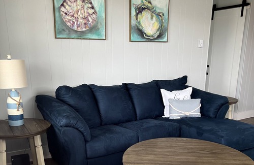 Misquamicut Condominio | Wonderful One Bedroom Pond View Unit One Block From Misquamicut Beach