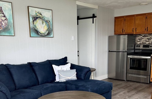 Misquamicut Condominio | Wonderful One Bedroom Pond View Unit One Block From Misquamicut Beach