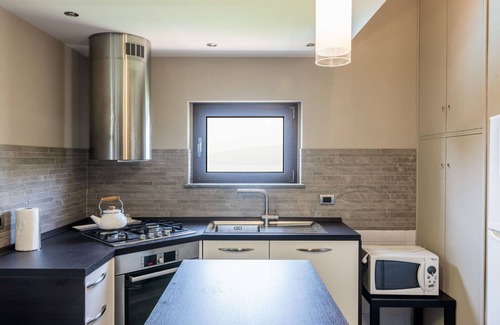 Lake Bracciano Villa | Estupenda casa de vacaciones privada con WIFI, A/C, piscina privada, TV, terraza, mascotas permitida