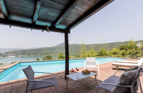 Lake Bracciano Villa | Estupenda casa de vacaciones privada con WIFI, A/C, piscina privada, TV, terraza, mascotas permitida