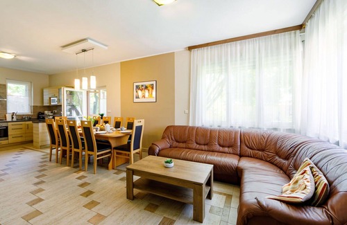 Balatonboglar Casa | Preciosa casa de vacaciones privada para 12 personas con WIFI, A/C, TV, patio y mascotas permitida