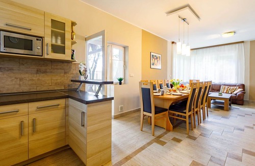 Balatonboglar Casa | Preciosa casa de vacaciones privada para 12 personas con WIFI, A/C, TV, patio y mascotas permitida