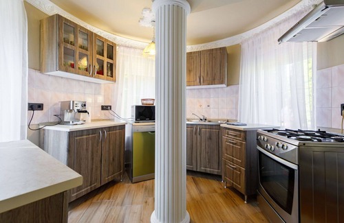 Balatonfoldvar Villa | Maravillosa casa de vacaciones privada para 11 personas con WIFI, A/C, TV, patio y aparcamiento