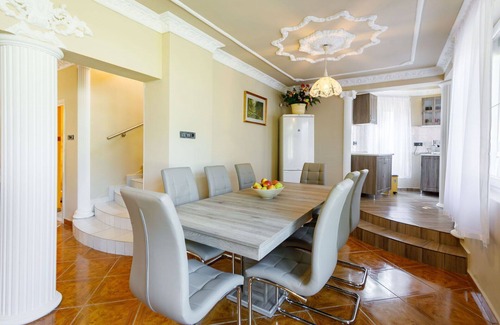 Balatonfoldvar Villa | Maravillosa casa de vacaciones privada para 11 personas con WIFI, A/C, TV, patio y aparcamiento