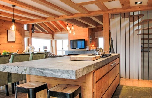 Saint-Pierre-de-Clages Casa | Wonderful private villa for 8 guests with WIFI, hot tub, TV, terrace, pets allowed and parking