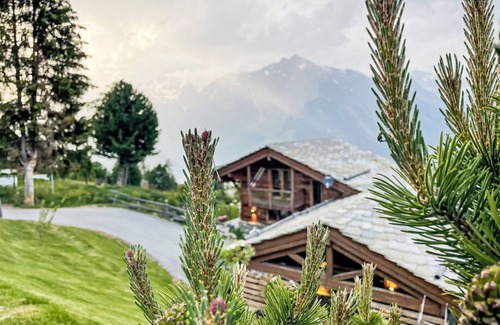 Saint-Pierre-de-Clages Casa | Wonderful private villa for 8 guests with WIFI, hot tub, TV, terrace, pets allowed and parking